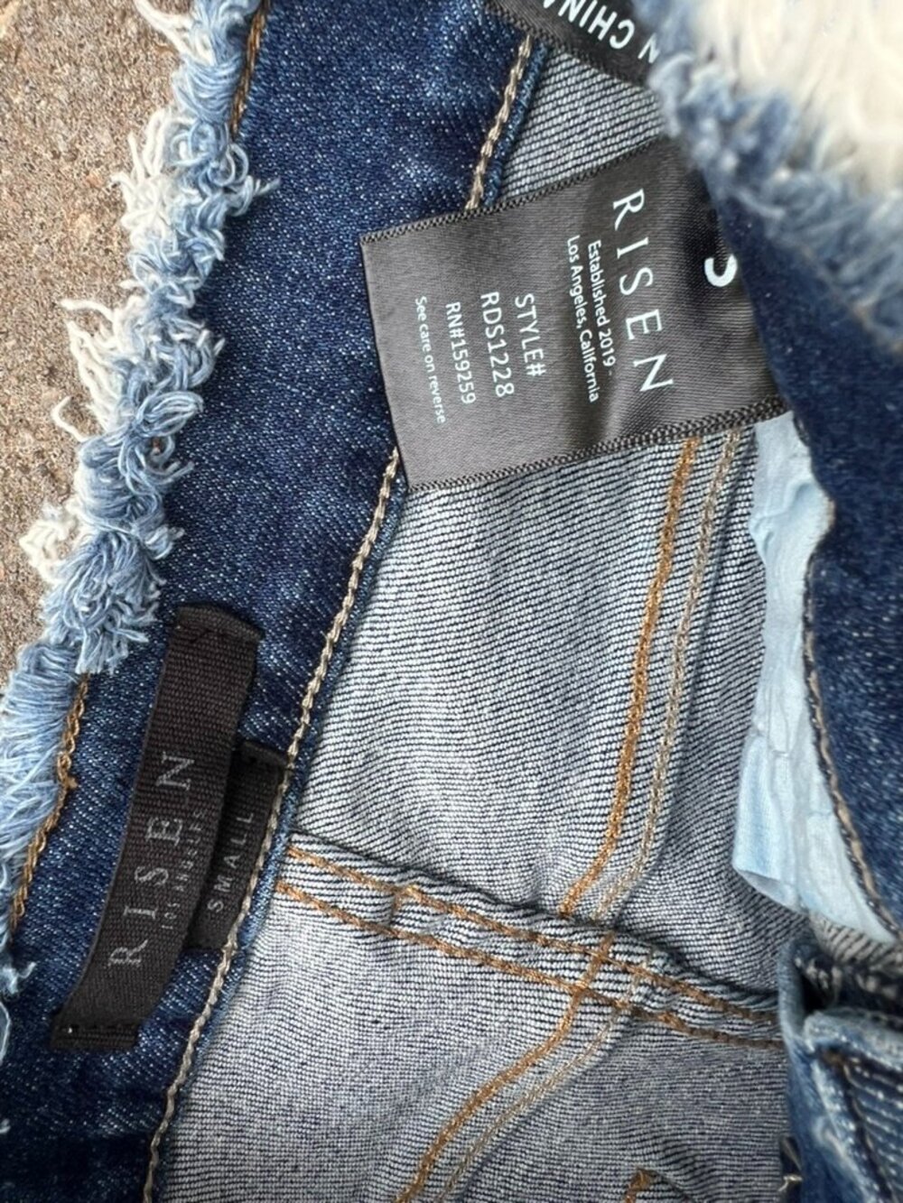 Risen high rise distressed jean shorts with frayed hems Size S - Picture 2 of 2